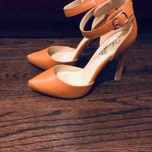 NWT nude pumps with ankle strap. US Size 7.5
